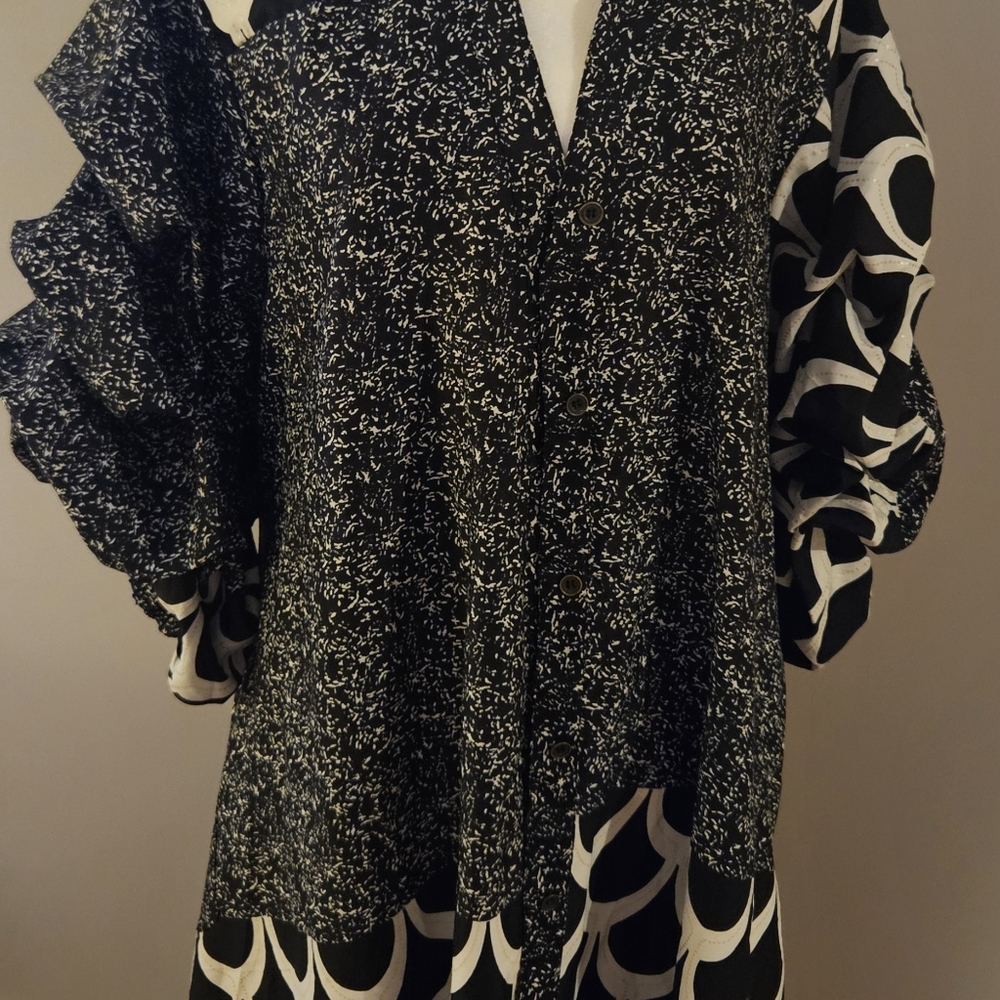 Black And White 3/4 Scallop Sleeve Duster - Picture 6 of 7